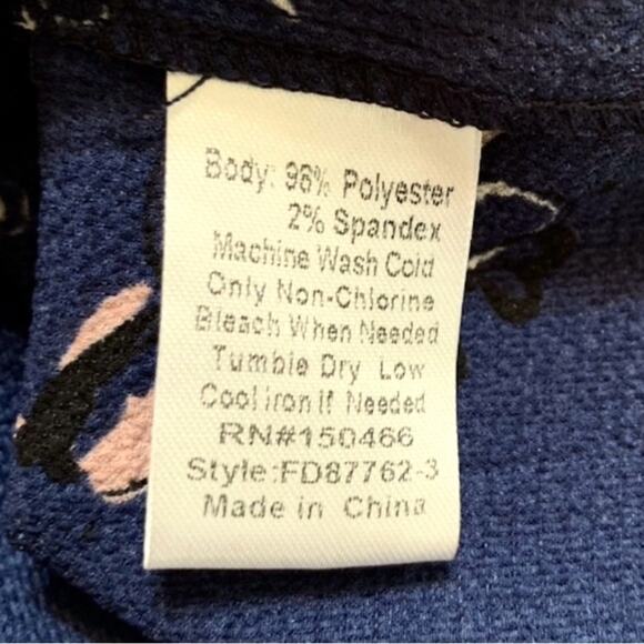 Fun 2 Fun Navy Floral Blouse, Rounded Hem, Split Neck, NWOT, Women's Size XS - Picture 4 of 6